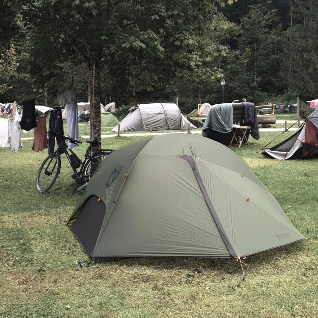 Ein Zelt vor einem Fahrrad auf einem Campingplatz
