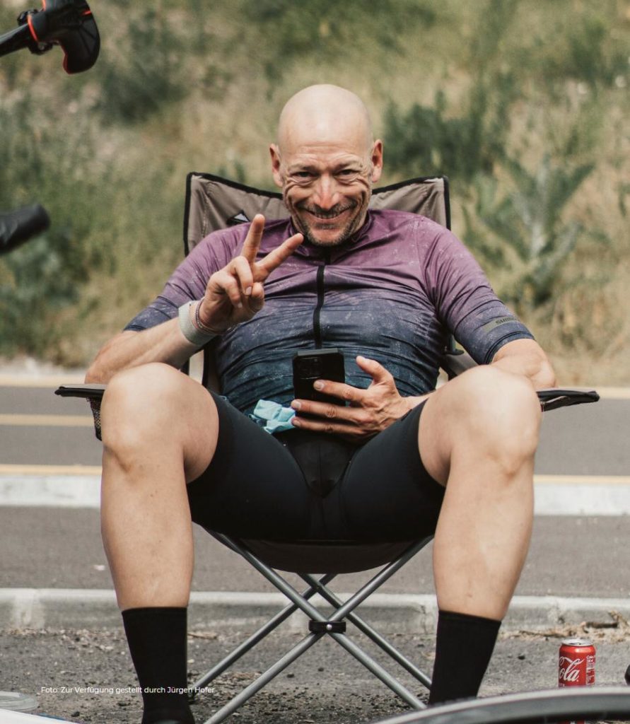 Jürgen Hofer zeigt Victory-Zeichen