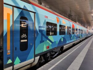 Einstieg zum Fahrradabteil des ÖBB Klimajets