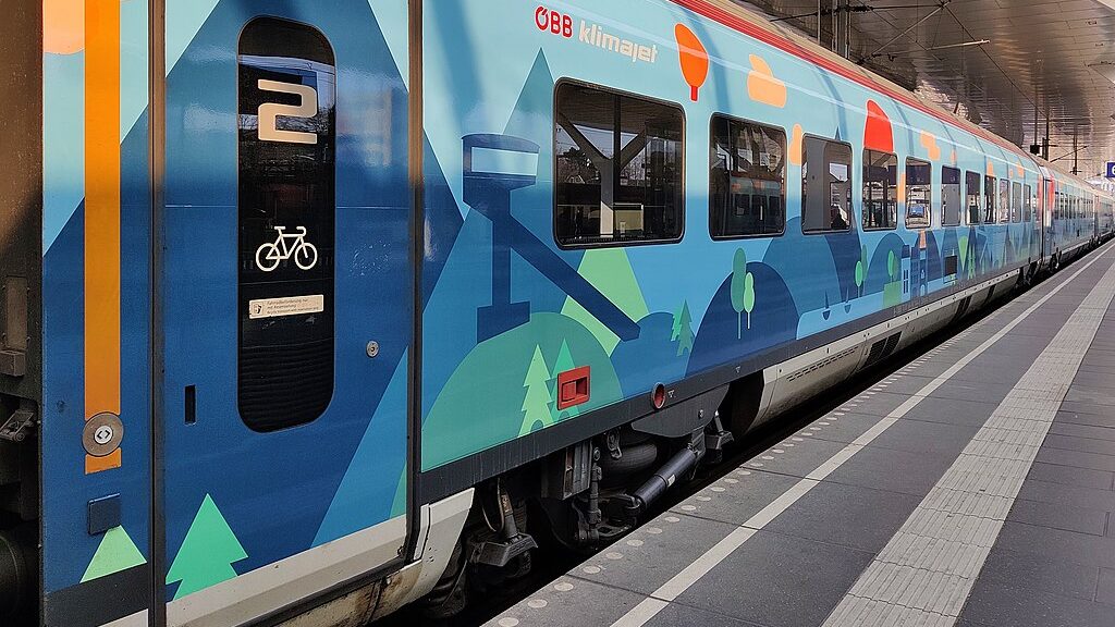Einstieg zum Fahrradabteil des ÖBB Klimajets