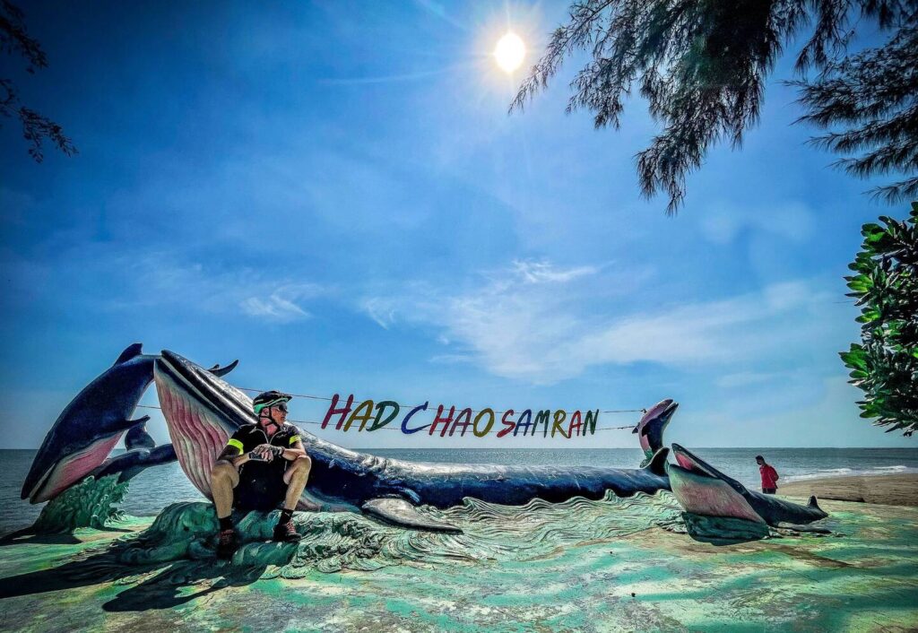 Oliver Baier in Fahrradmontur am Strand.
