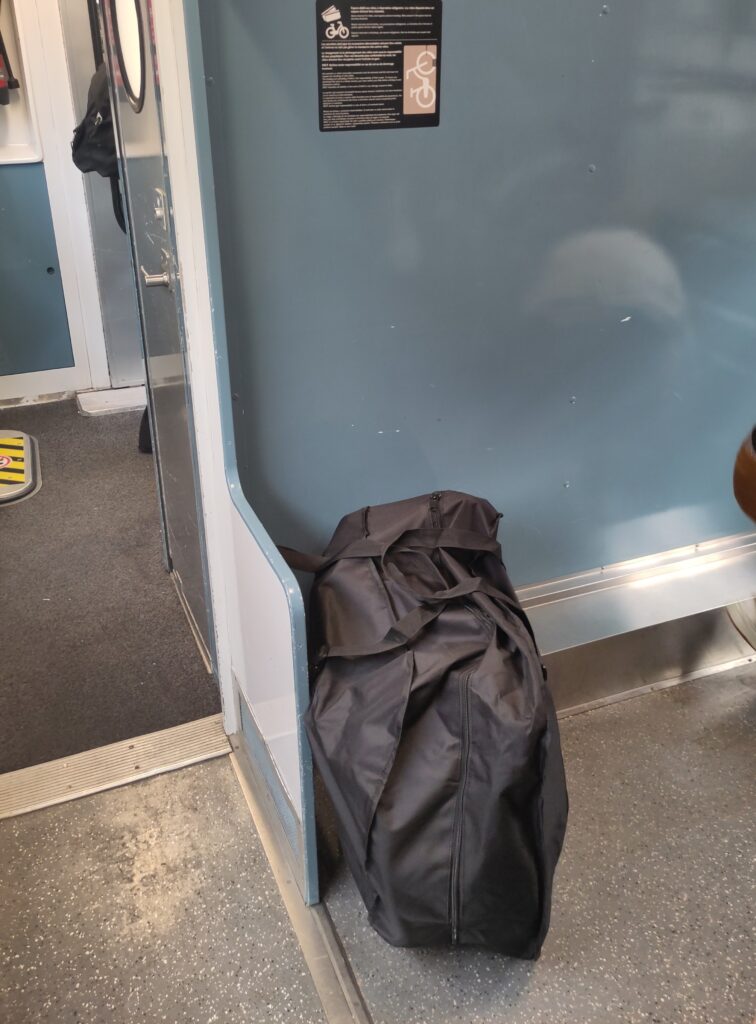 Faltrad in Tasche im Intercity Nuit