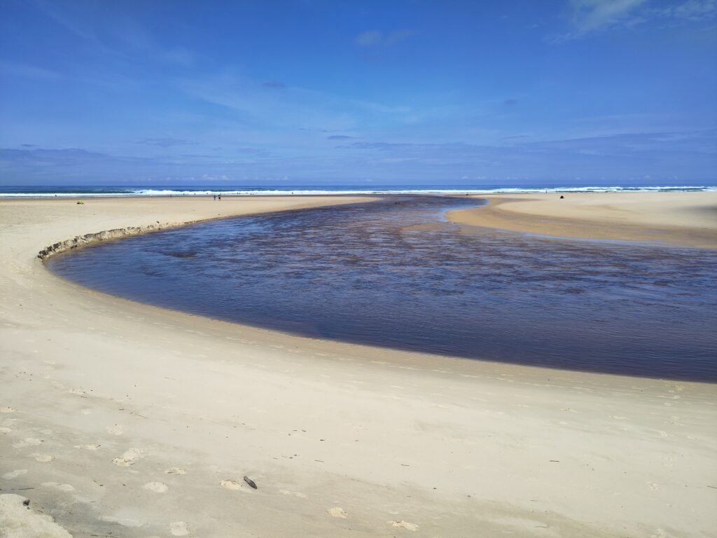 Mündungslandschaft des Courant mit breiten Sandbänken an beiden Ufern